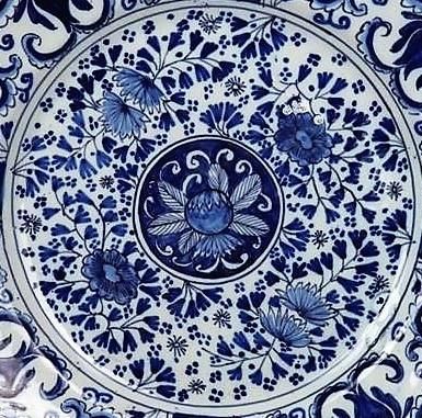 null DELFT.

Assiette à décor en camaïeu bleu de fleurs et semis, dans l'esprit chinois.

XVIIIème...