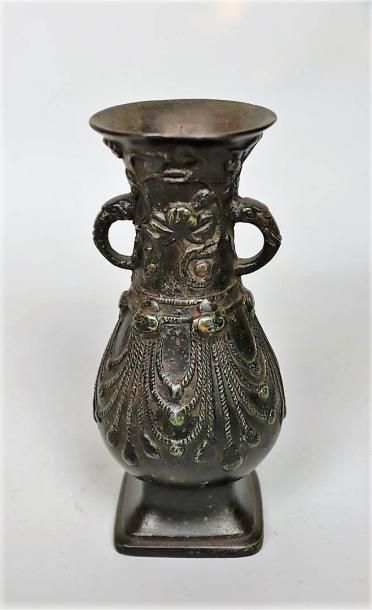 null Petit vase en bronze 

Chine, dynastie Ming, XVIIème siècle

Balustre, reposant...
