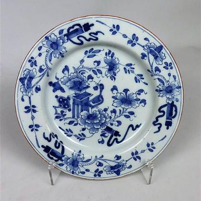 null DELFT.

Assiette en faïence à décor en camaïeu bleu à l'imitation de la Chine.

XVIIIème...