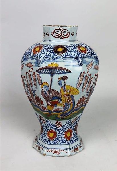 null DELFT.

Vase en faïence à décor polychrome de la dame au parasol, d'après Pronk.

XVIIIème...