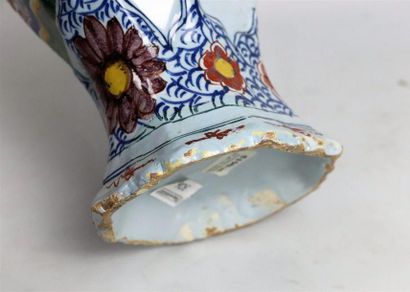 null DELFT.

Vase en faïence à décor polychrome de la dame au parasol, d'après Pronk.

XVIIIème...