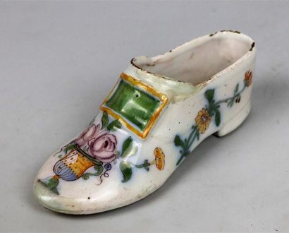 null MARSEILLE, Fauchier.

Chaussure en faïence à décor floral polychrome.

XVIIIème...