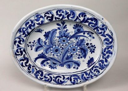 null NEVERS.

Plat ovale en faïence à décor en camaïeu bleu à décor floral.

XVIIème...