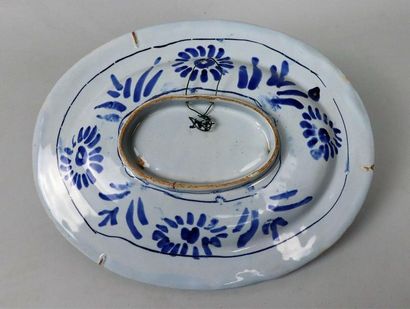 null NEVERS.

Plat ovale en faïence à décor en camaïeu bleu à décor floral.

XVIIème...
