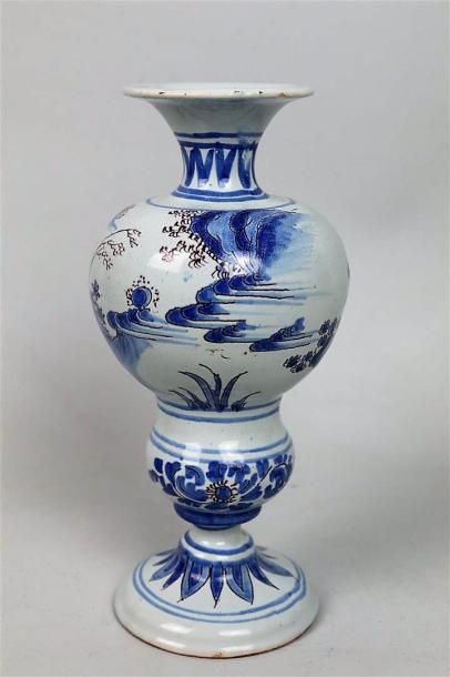 null NEVERS.

Vase en faïence sur piédouche, de rare forme, à décor en camaïeu bleu...