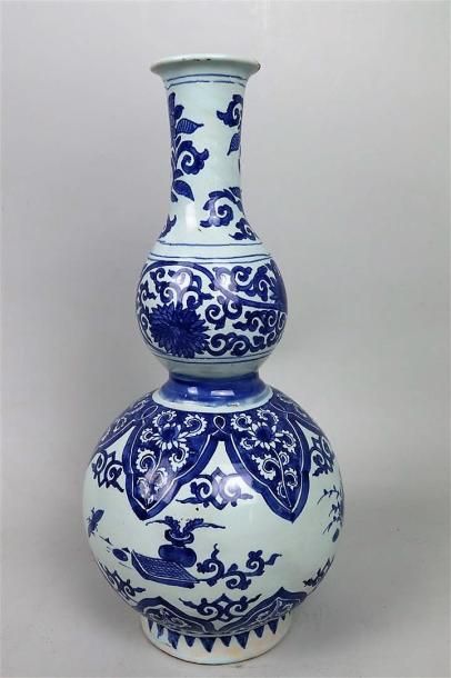 null NEVERS.

Vase à double panse en faïence à décor en camaïeu bleu dans le goût...
