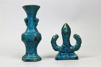 null Petit vase en terre cuite à glaçure turquoise et repose pinceaux turquoise

Chine,...