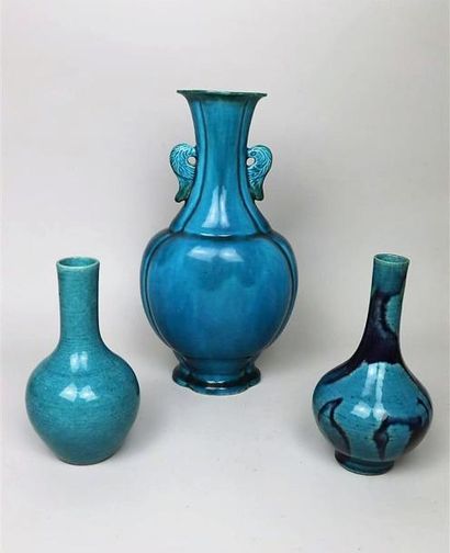 null Trois vases en grès émaillé turquoise et aubergine et turquoise

Chine, dynastie...