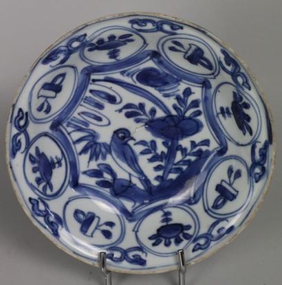 null Coupe en porcelaine bleu blanc 

Chine, XVIème-XVIIème siècle

Le centre décoré...