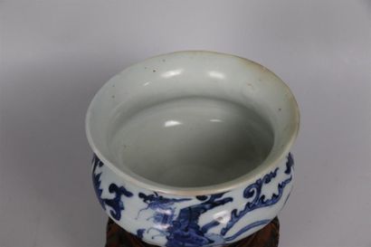 null Petit brûle-parfum en porcelaine bleu blanc 

Chine, XVIIème siècle

A décor...