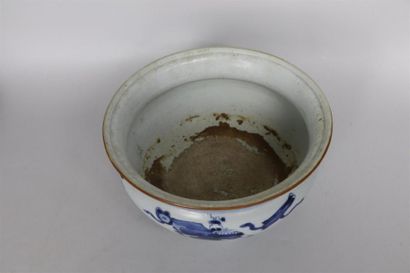 null Deux brûle-parfums tripodes en porcelaine bleu blanc

Chine, époque Kangxi (1662-1722)...