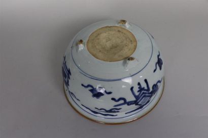 null Deux brûle-parfums tripodes en porcelaine bleu blanc

Chine, époque Kangxi (1662-1722)...