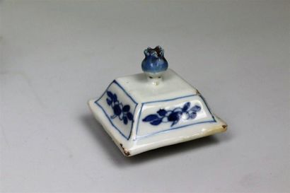 null Petit vase couvert en porcelaine bleu blanc

Chine, dynastie Qing, époque Kangxi...