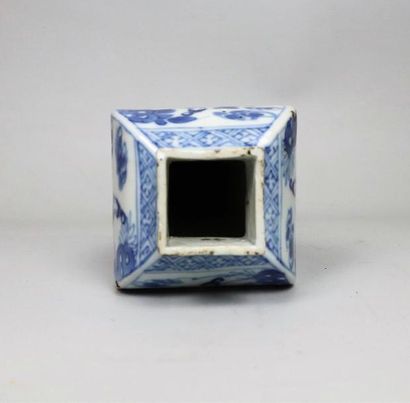 null Petit vase couvert en porcelaine bleu blanc

Chine, dynastie Qing, époque Kangxi...