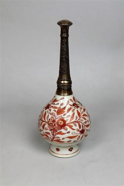 null Petit aspersoir en porcelaine rouge de fer

Chine, dynastie Qing, époque Kangxi...