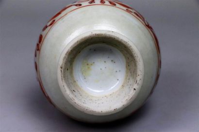 null Petit aspersoir en porcelaine rouge de fer

Chine, dynastie Qing, époque Kangxi...