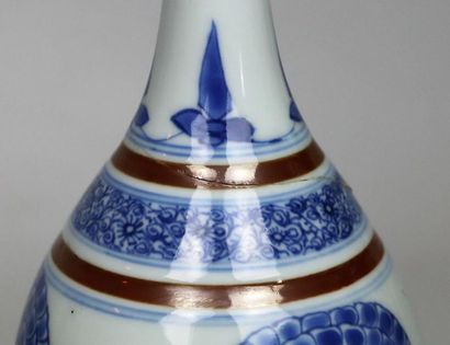 null Deux vases en porcelaine bleu blanc

Chine, dynastie Qing, époque Kangxi (1662-1722)

Le...