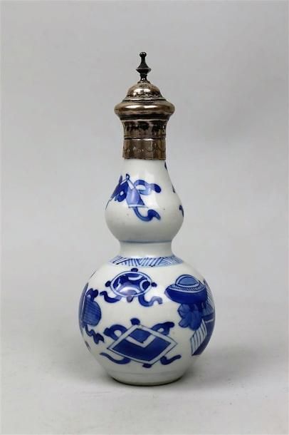 null Vase en porcelaine bleu blanc à monture argent

Chine, dynastie Qing, époque...