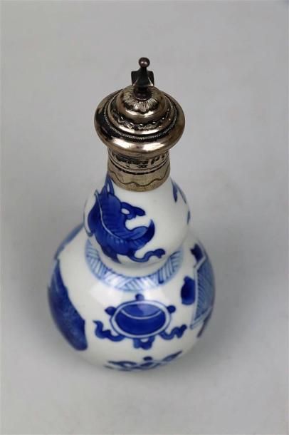 null Vase en porcelaine bleu blanc à monture argent

Chine, dynastie Qing, époque...