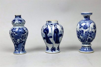 null Ensemble de trois petits vases en porcelaine bleu blanc

Chine, dynastie Qing,...
