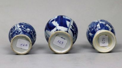 null Ensemble de trois petits vases en porcelaine bleu blanc

Chine, dynastie Qing,...