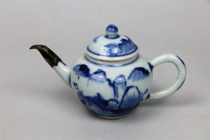 null Pot ansé et petite théière couverte en porcelaine bleu blanc

Chine, dynastie...