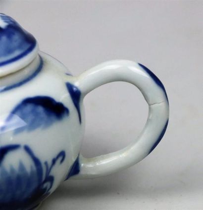 null Pot ansé et petite théière couverte en porcelaine bleu blanc

Chine, dynastie...