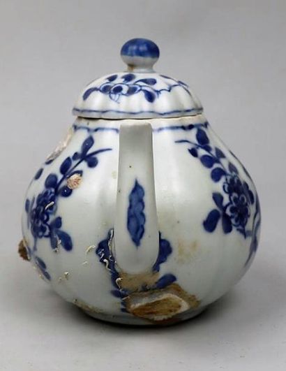 null Théière couverte en porcelaine bleu blanc

Chine, dynastie Qing, époque Kangxi...
