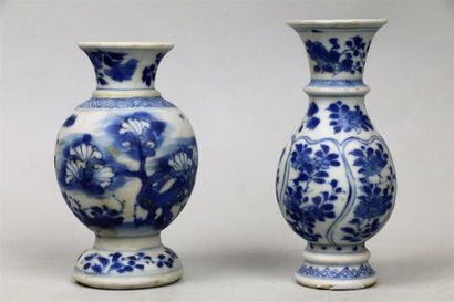 null Deux petits vases en porcelaine bleu blanc

Chine, dynastie Qing, époque Kangxi...
