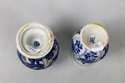 null Deux petits vases en porcelaine bleu blanc

Chine, dynastie Qing, époque Kangxi...