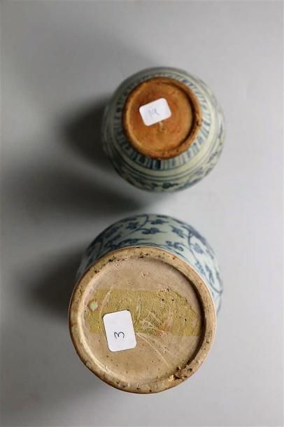 null Vase Meiping et petit vase en porcelaine bleu blanc

Chine, dynastie Ming, XVIème...