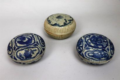 null Trois boîtes en porcelaine bleu blanc

Chine, dynastie Ming, XVIème siècle

Circulaires,...