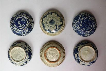 null Trois boîtes en porcelaine bleu blanc

Chine, dynastie Ming, XVIème siècle

Circulaires,...