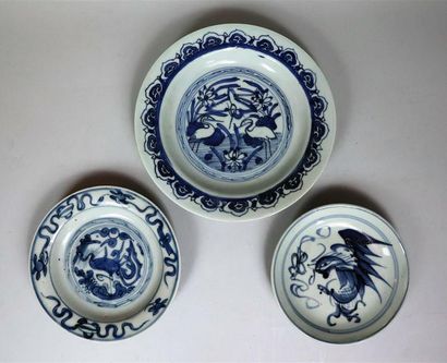 null Trois coupes en porcelaine bleu blanc

Chine, XVIème-XVIIème siècle

A décor...