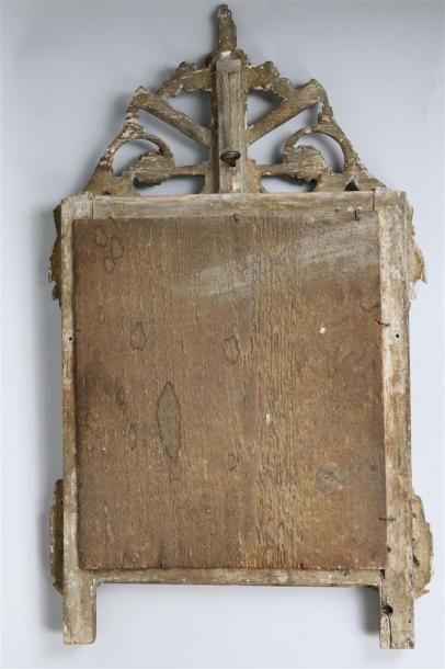 null Miroir en bois sculpté et doré, le fronton orné de flûtes et fleurs.

Fin de...