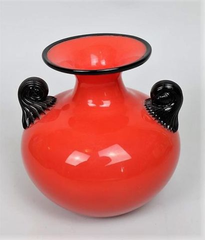 null Michaël POWOLNY (1871-1954) & LOETZ.

Vase en verre orangé à filet noir et prises...