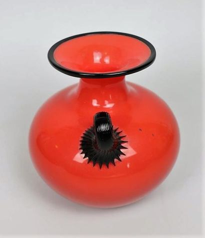 null Michaël POWOLNY (1871-1954) & LOETZ.

Vase en verre orangé à filet noir et prises...