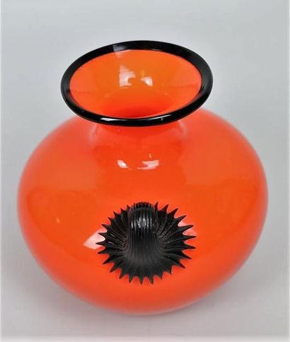 null Michaël POWOLNY (1871-1954) & LOETZ.

Vase en verre orangé à filet noir et prises...