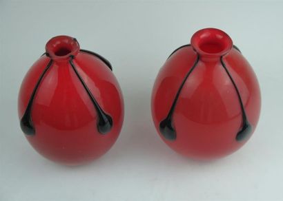 null Michaël POWOLNY (1871-1954) & LOETZ.

Paire de vases en verre rouge à filets...