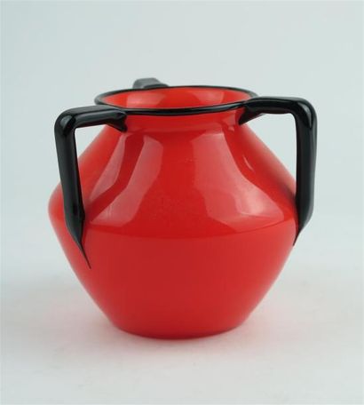 null Michaël POWOLNY (1871-1954) & LOETZ.

Vase en verre orangé, les anses noires.

H_11.5...
