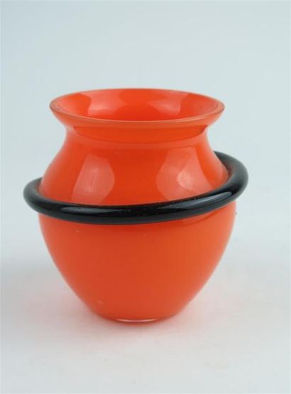 null Michaël POWOLNY (1871-1954) & LOETZ.

Vase en verre orangé à bourrelet noir.

H_8...