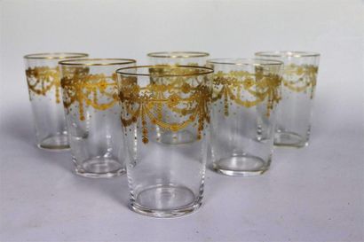 null Suite de neuf verres en cristal, à décor or de guirlandes.

Style Louis XVI,...