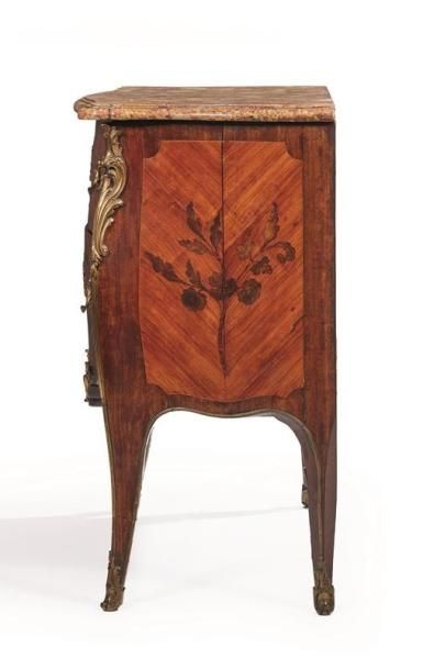 null Commode marquetée de branchages fleuris et feuillagés de bois de violette de...