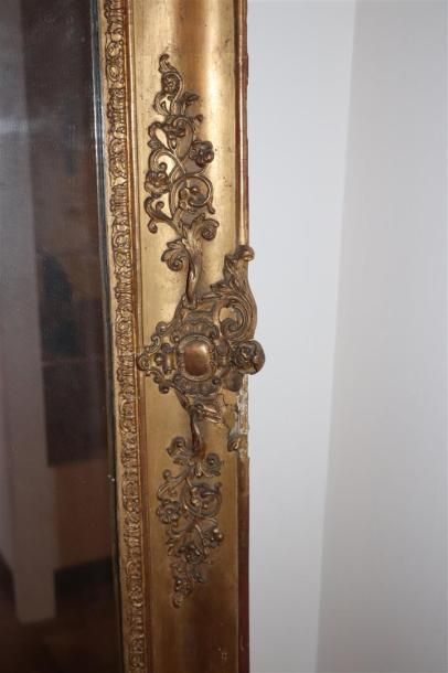null Important miroir de trumeau en bois et stuc doré.

XIXème siècle.

H_182,5 cm...