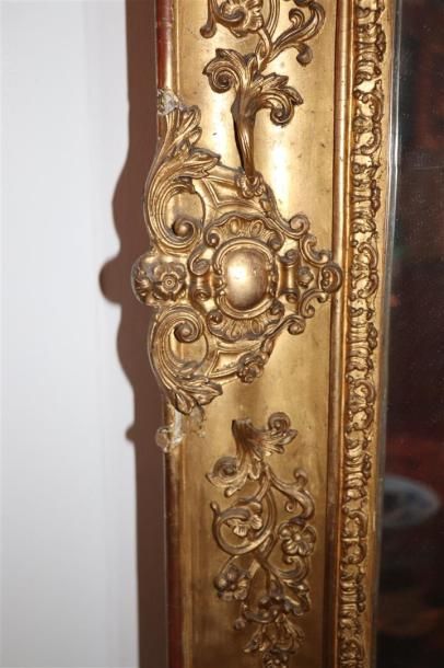 null Important miroir de trumeau en bois et stuc doré.

XIXème siècle.

H_182,5 cm...