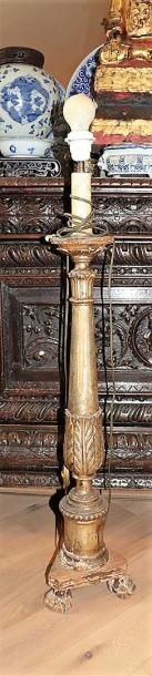 null Pique-cierges en bois doré, reposant sur une base tripode.

XVIIIème siècle.

H_77...
