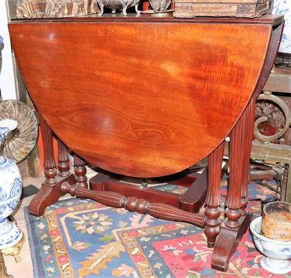 null Table dite "gate-leg" en acajou et placage d'acajou.

XIXème siècle.

H_67 cm...