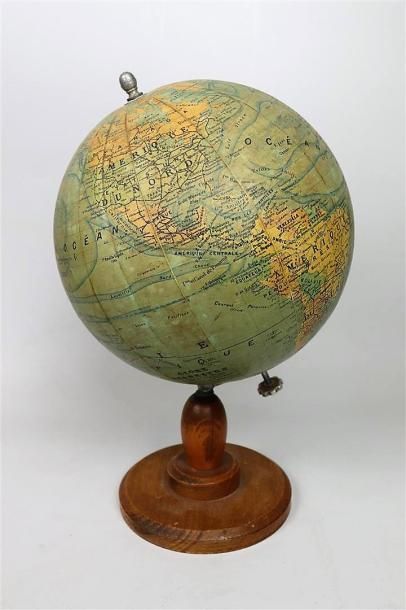 null J FOREST.

Globe terrestre en bois, carton et papier.

H_31 cm