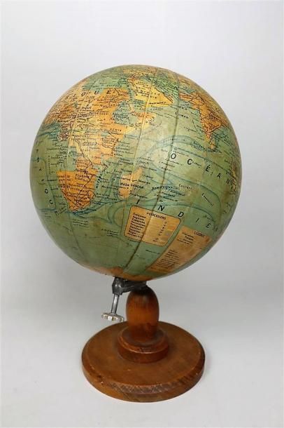 null J FOREST.

Globe terrestre en bois, carton et papier.

H_31 cm