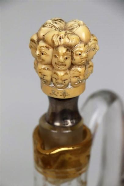 null Carafe en cristal à décor or de tiges fleuries, amusant bouchon en ivoire japonais...